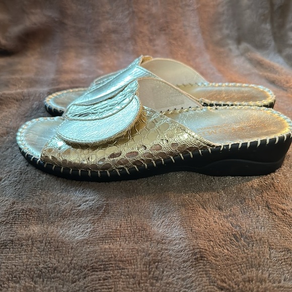 NWOB LA PLUME Paola Gold Slide Sandal Sz  7 - Picture 5 of 14